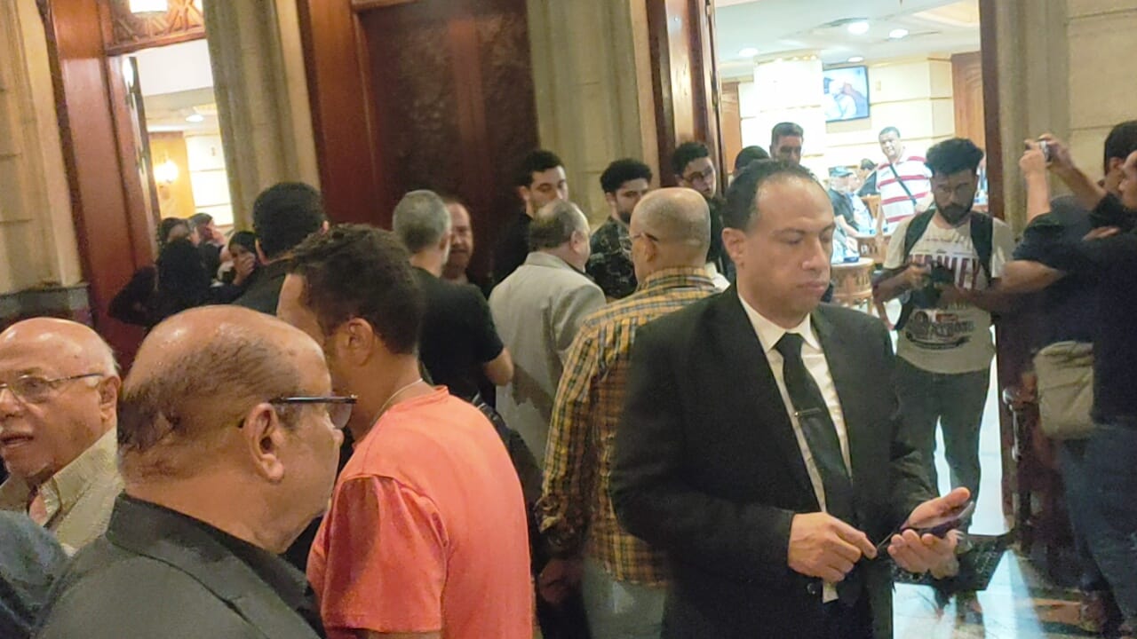 مصطفى كامل وسوما وأركان فواد يعزون والدة المعلمة حمدة الموجي (11 عاما).