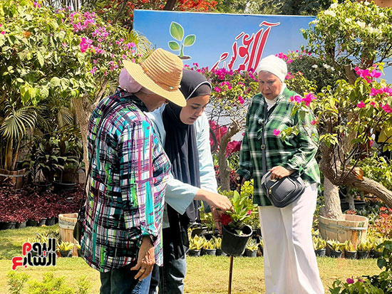 اقبال الجمهور على معرض الزهور لشراء الزهور و الاشجار (3)