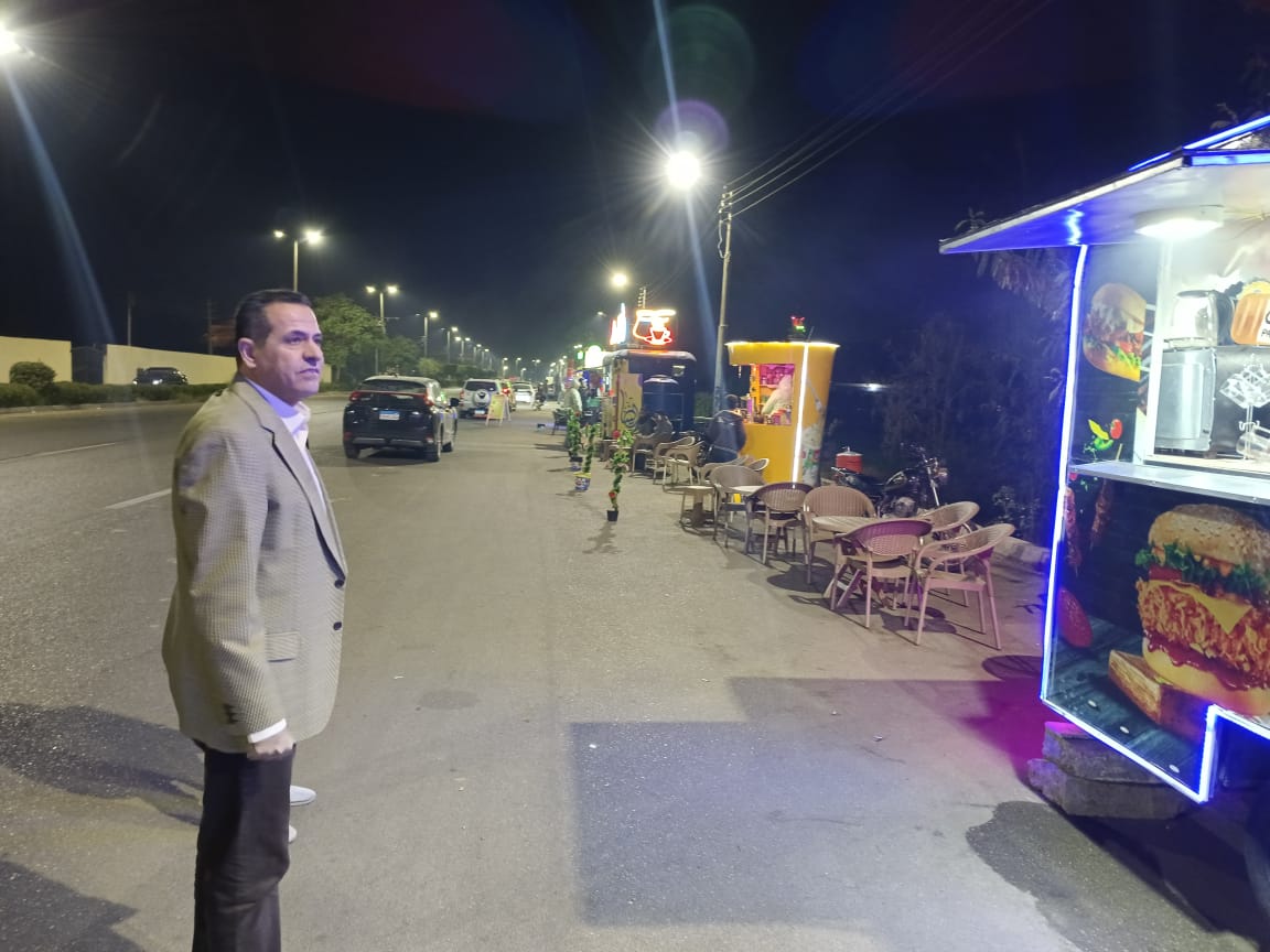 رئيس مدينة الأقصر يتفقد عربات الطعام المتنقلة بشارع مصر