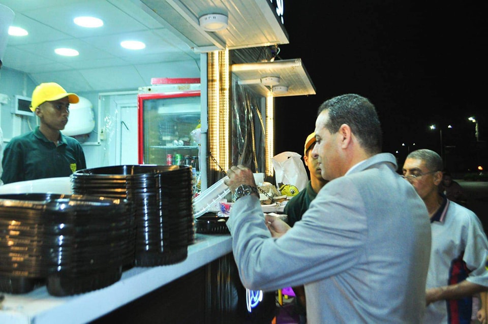 رئيس المدينة يرصد الطعام المقدم للمواطنين بالعربات