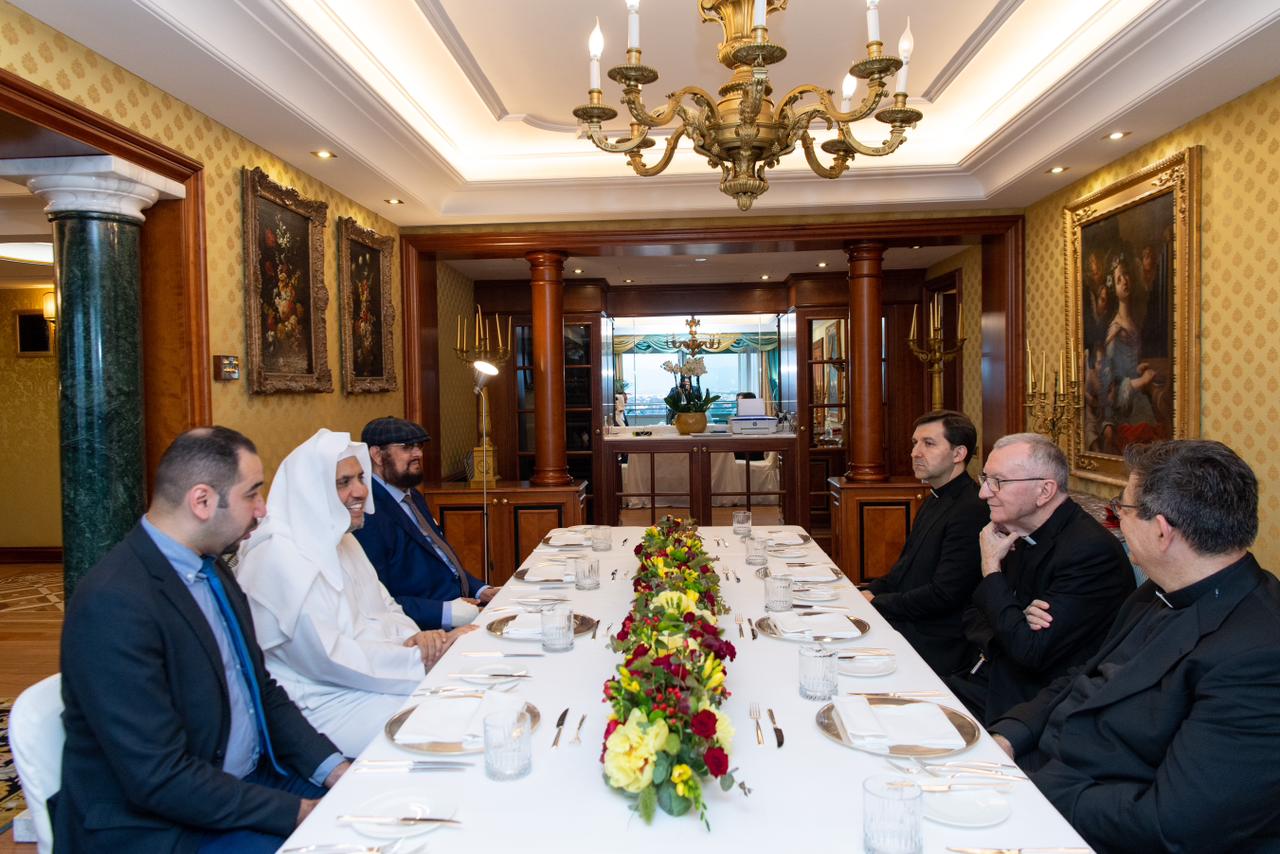 لقاء الأمين العام لرابطة العالم الإسلامي ورئيس وزراء الفاتيكان
