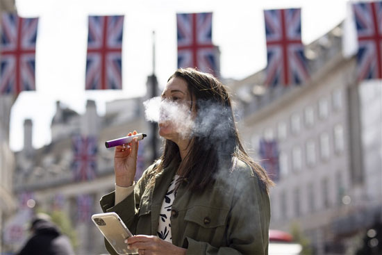 التدخين الاليكترونى فى شوارع لندن   (3)