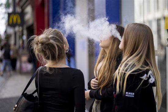 التدخين الاليكترونى فى شوارع لندن   (7)