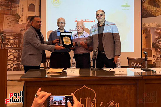 لجنة الشعر تكرم الشاعر الكبير حسن طلب (2)