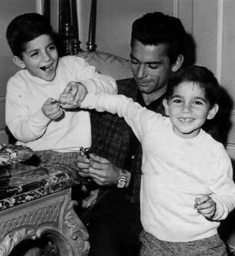 صالح سليم مع اولادة خالد و هشام  (2)