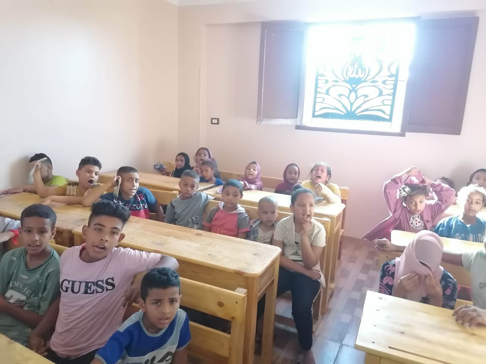 الأطفال داخل المدرسة القرآنية بالقباحى الغربي