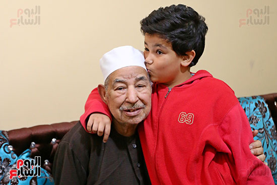 الشيخ محمد محمود الطبلاوى مع حفيدة الاصغر