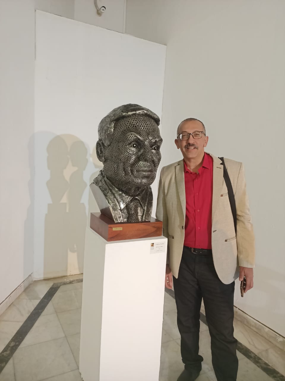الفنان حسام حسين مع تمثال الزعيم عادل امام