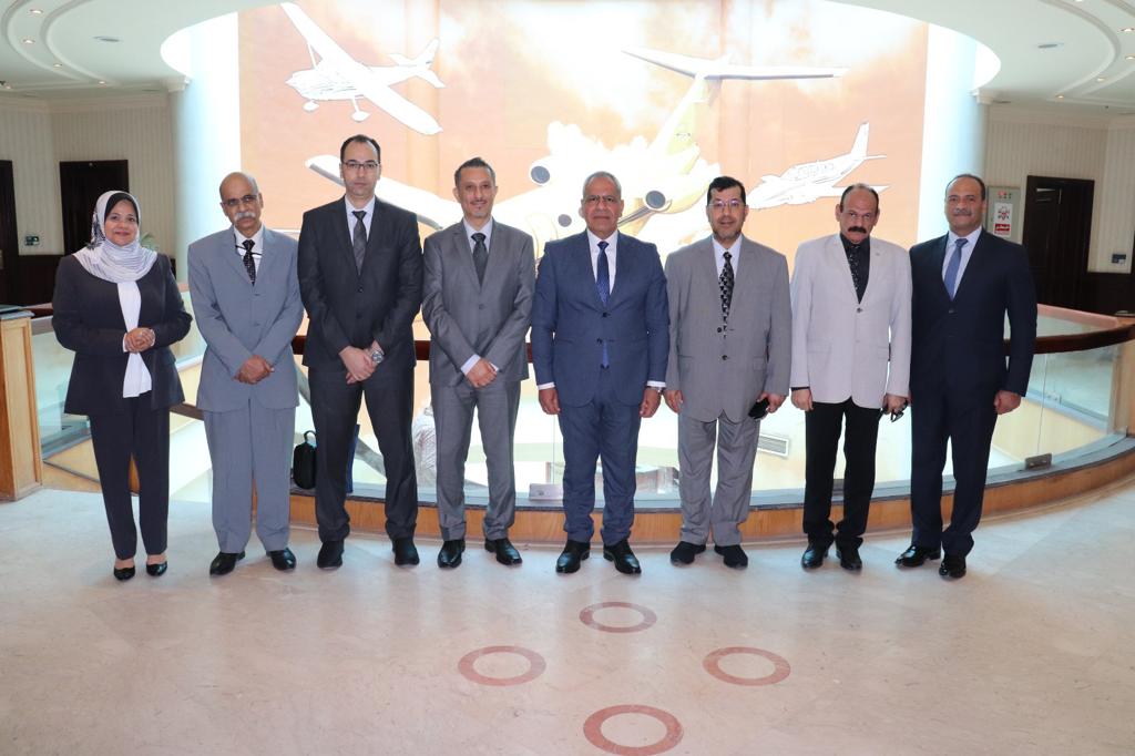 وزير الطيران المدنى يلتقى وفداً  لمجلس أمناء كليه التكنولوجيا والطيران بالكويت  (2)