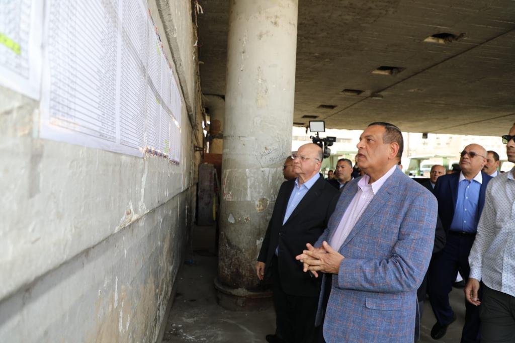 وزير التنمية المحلية ومحافظ القاهرة يتفقدان موقفى الألف مسكن وعبدالمنعم رياض (7)