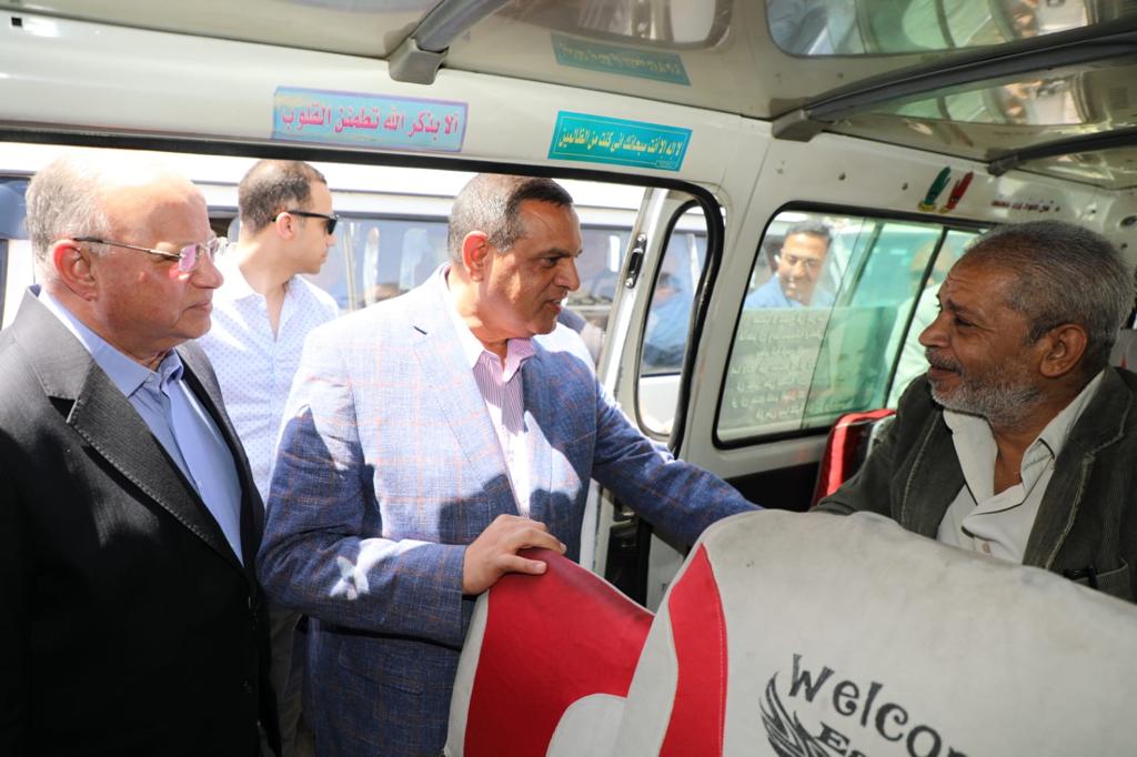 وزير التنمية المحلية ومحافظ القاهرة يتفقدان موقفى الألف مسكن وعبدالمنعم رياض (4)
