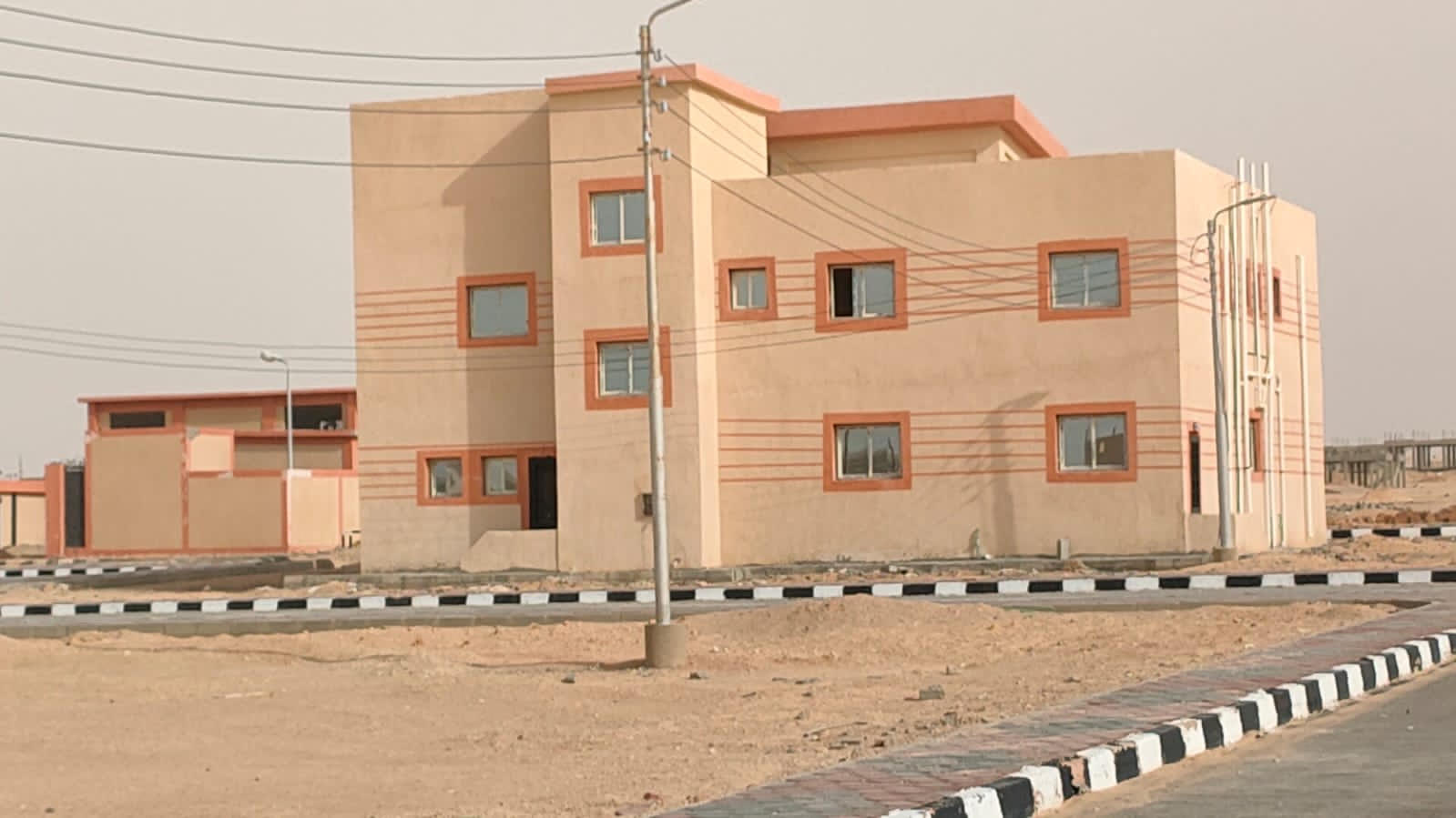 محافظ شمال سيناء يسلم عقود التجمع التنموي (4)