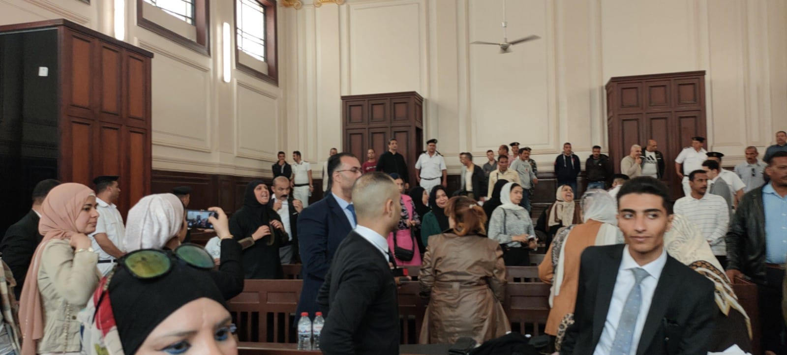 فرحة أسرة المجني عليهم داخل المحكمة بالإسكندرية