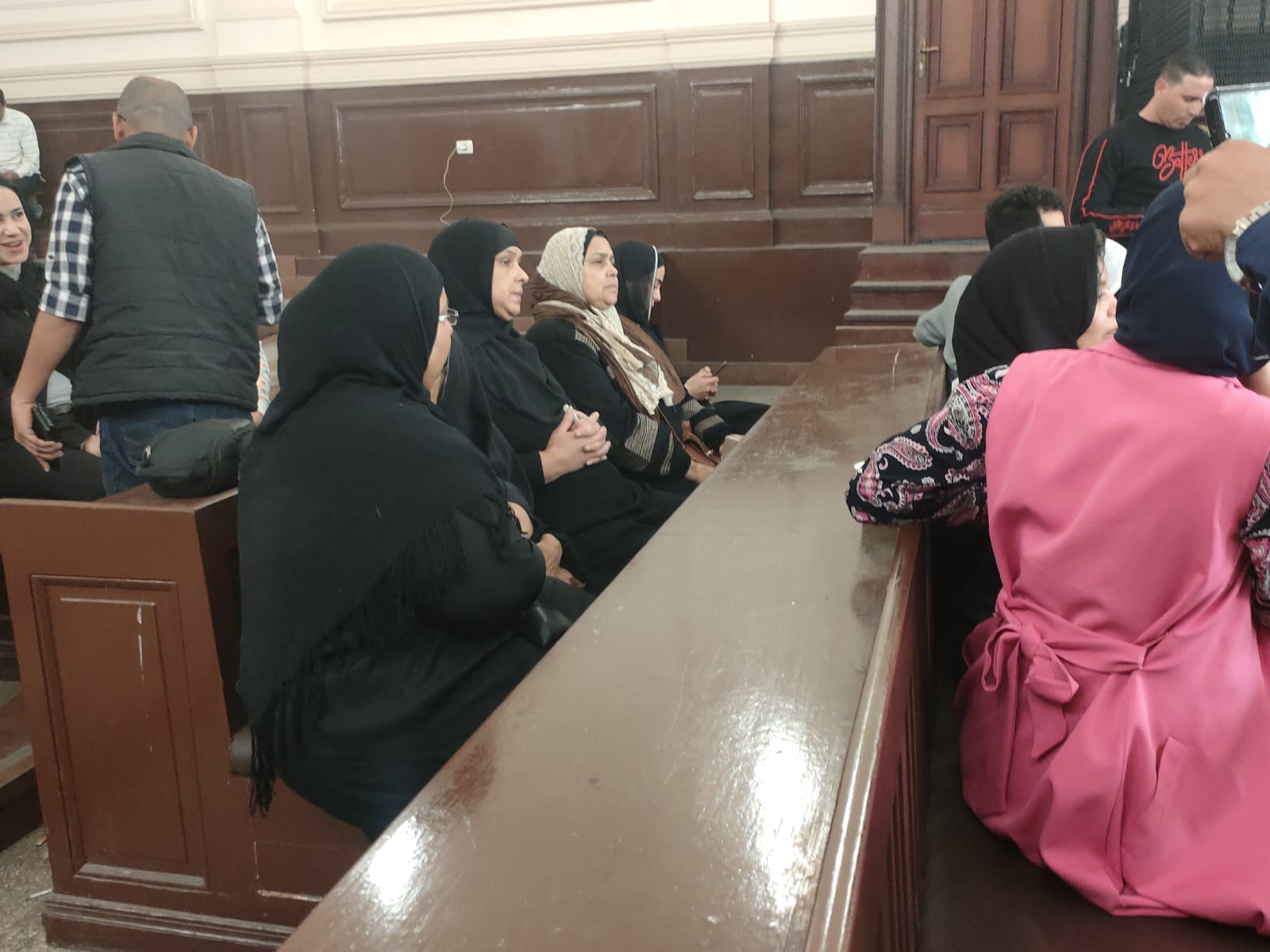 أسرة المجني عليهم عقب انتظار قرار الحكم داخل المحكمة بالإسكندرية