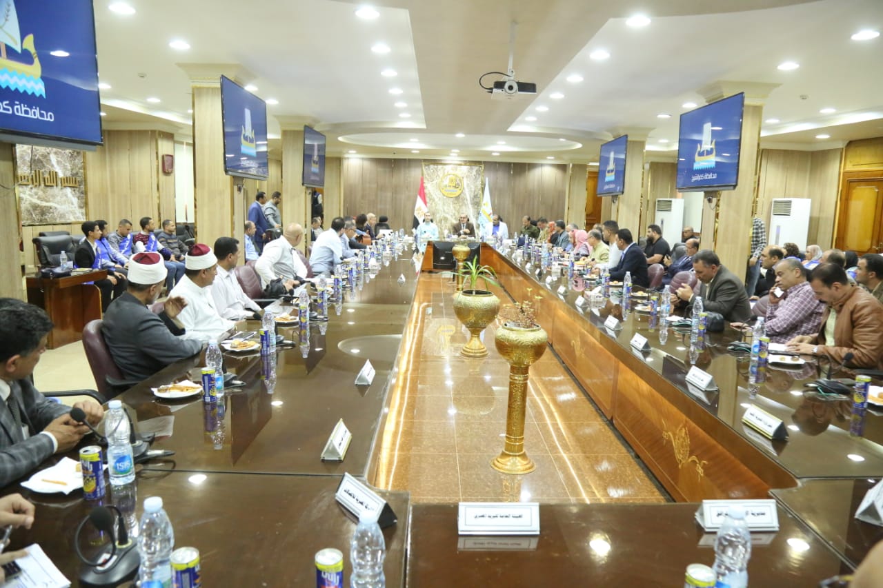 الحضور في اجتماع محافظ كفر الشيخ واعضاء مجلسي النواب والشيوخ