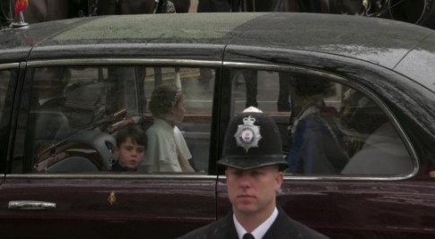 الأميرة شارلوت والأمير لويس داخل السيارة