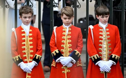 الأمير جورج في انتظار وصول جده الملك تشارلز الثالث