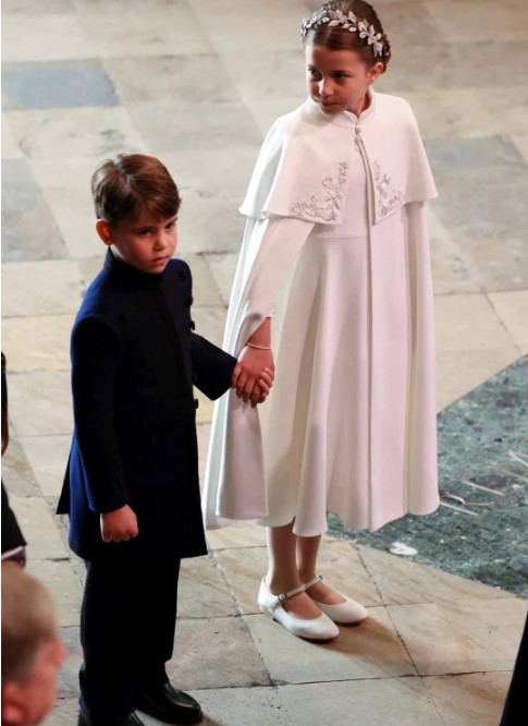 الأميرة شارلوت تمسك بيد شقيقها الأمير لويس