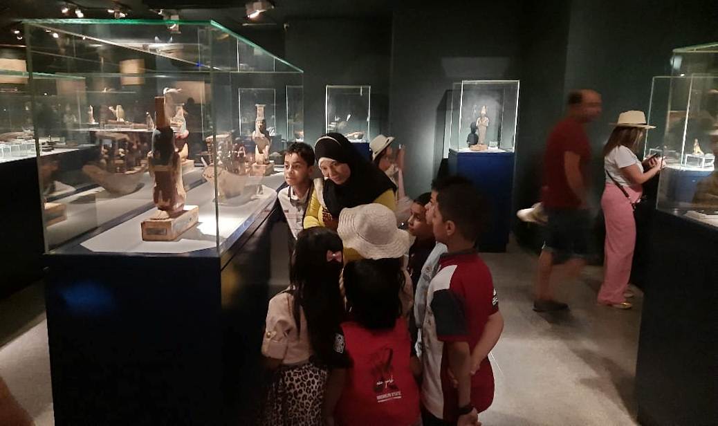 زيارات السياح والأطفال داخل متحف التحنيط بالأقصر