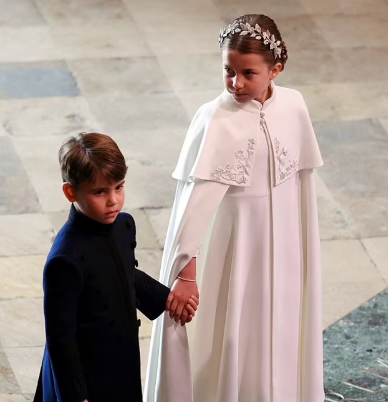 الأميرة شارلوت تمسك بيد الأمير لويس