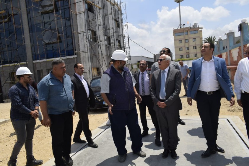 جولة المحافظ في المصنع