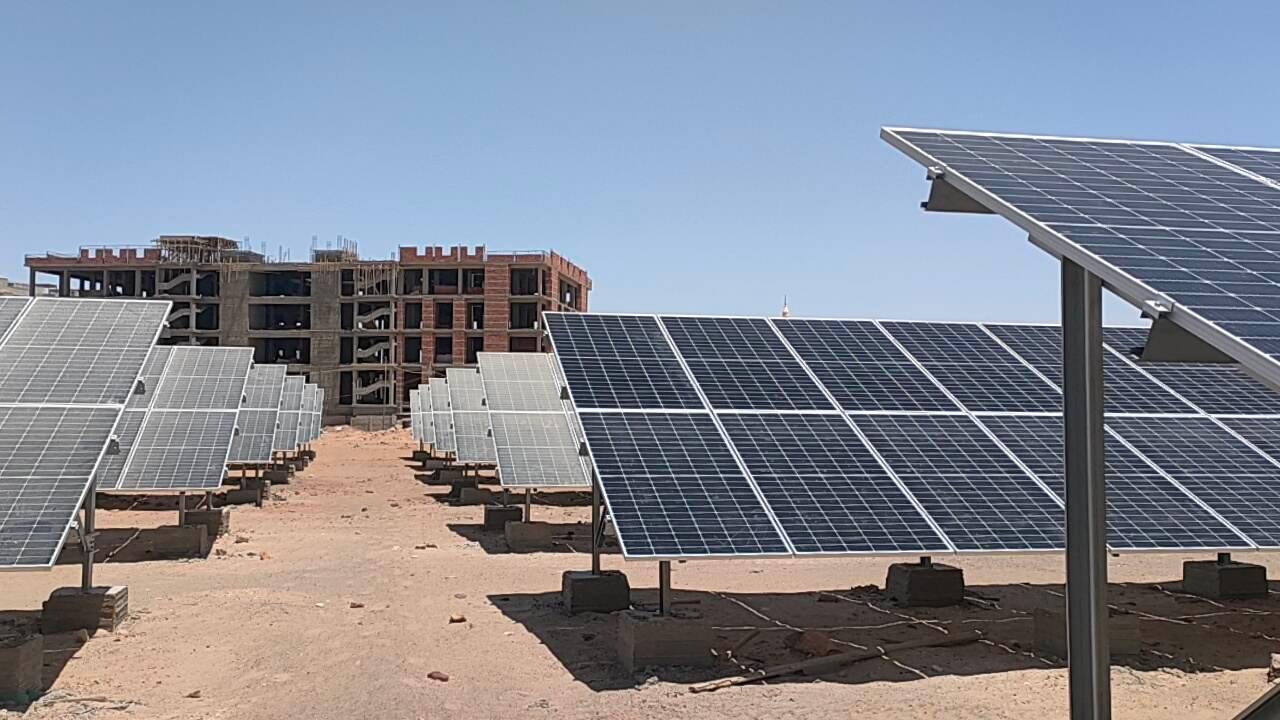 أكبر محطة طاقة شمسية لتشغيل المجمع الحكومي المميكن بالوادي الجديد (14)