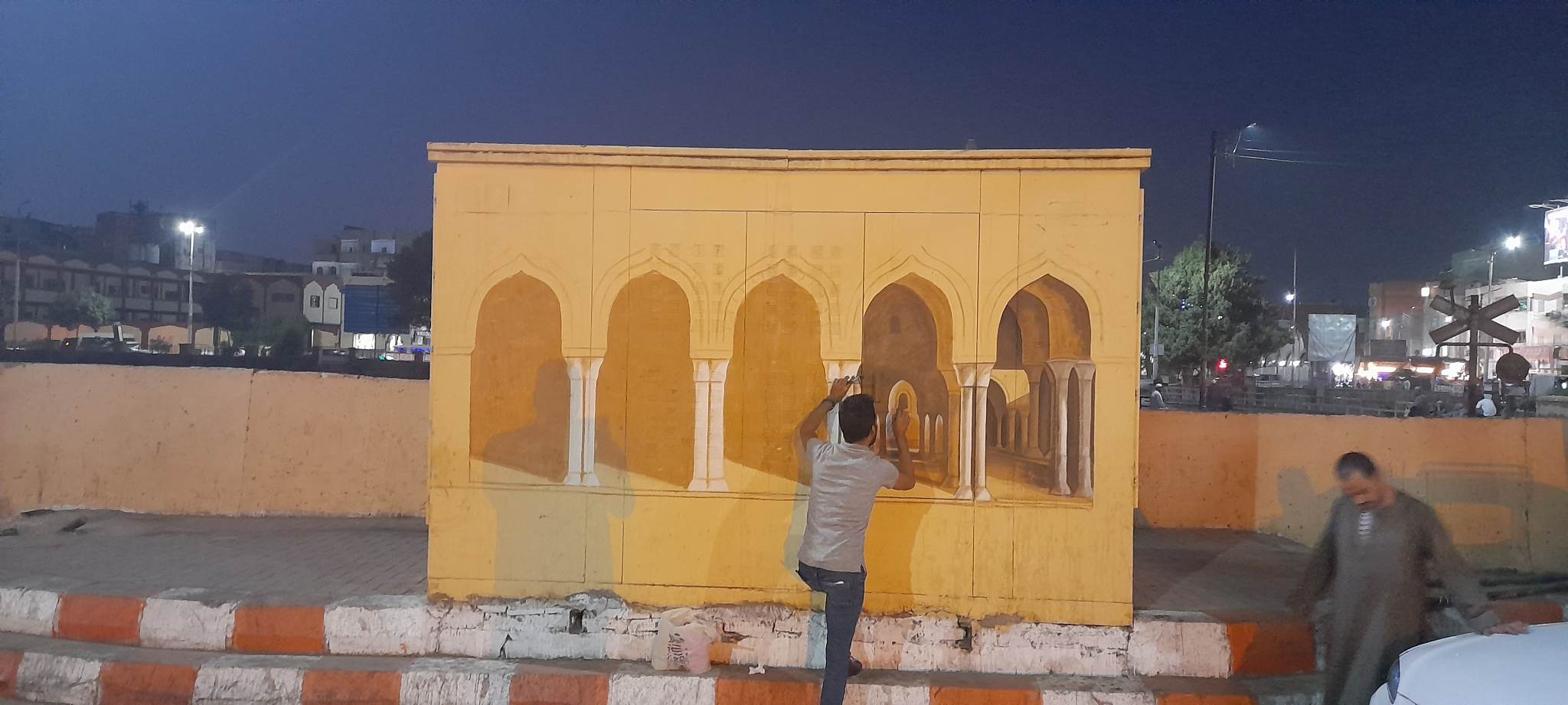أثناء رسم ساحة المسجد