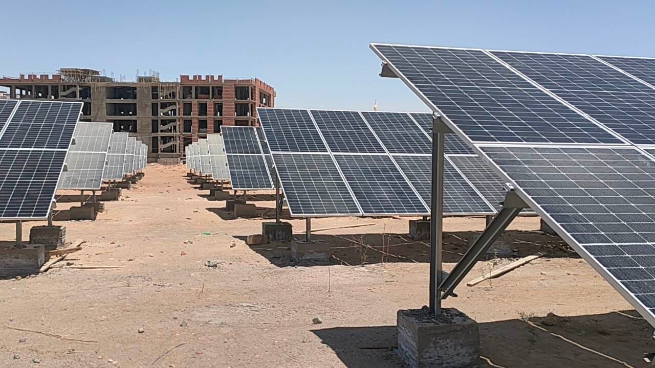 أكبر محطة طاقة شمسية لتشغيل المجمع الحكومي المميكن بالوادي الجديد (8)