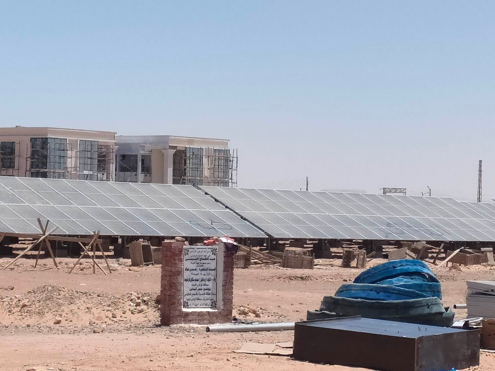 أكبر محطة طاقة شمسية لتشغيل المجمع الحكومي المميكن بالوادي الجديد (18)