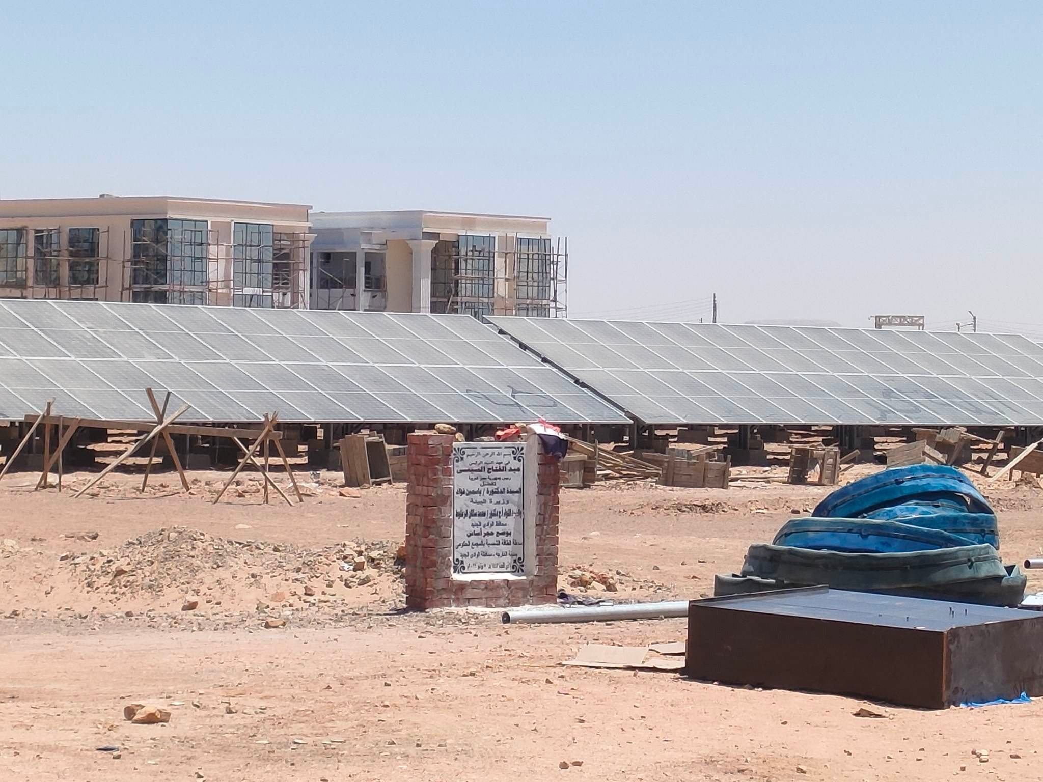 أكبر محطة طاقة شمسية لتشغيل المجمع الحكومي المميكن بالوادي الجديد (3)