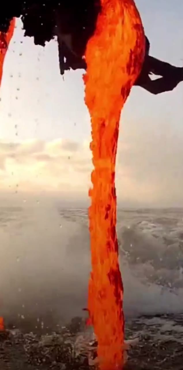 الحمم البركانية تصب فى المحيط