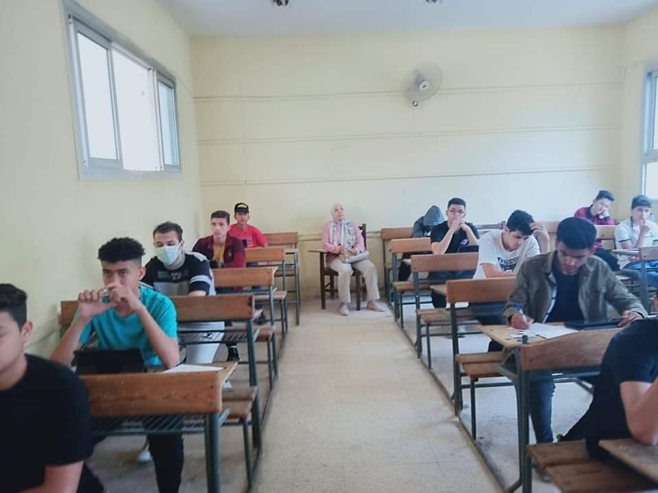 طلاب الثانوى العام يؤدون الامتحانات الإلكترونية دون مشكلات فى السيستم 3