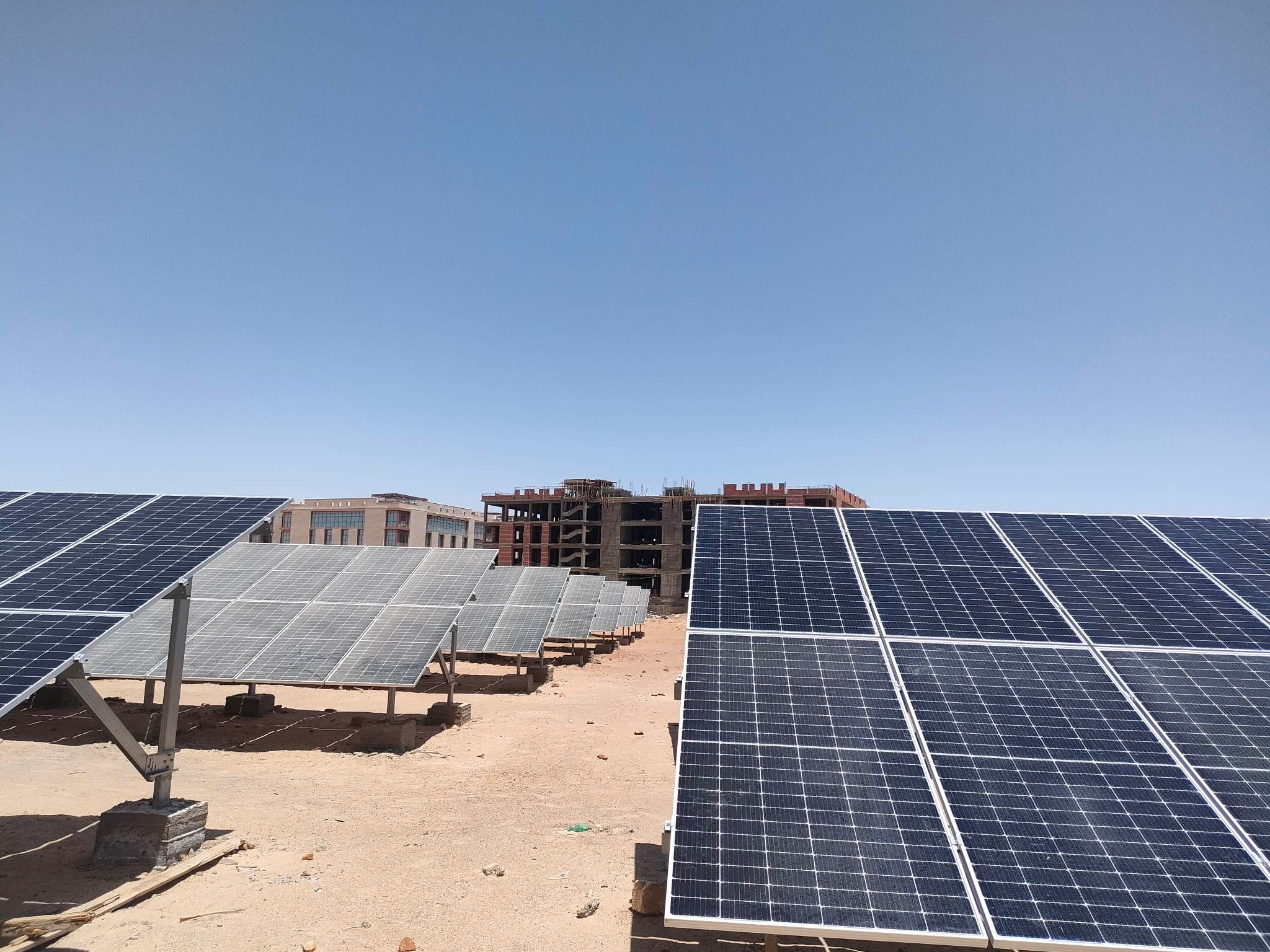 أكبر محطة طاقة شمسية لتشغيل المجمع الحكومي المميكن بالوادي الجديد (16)