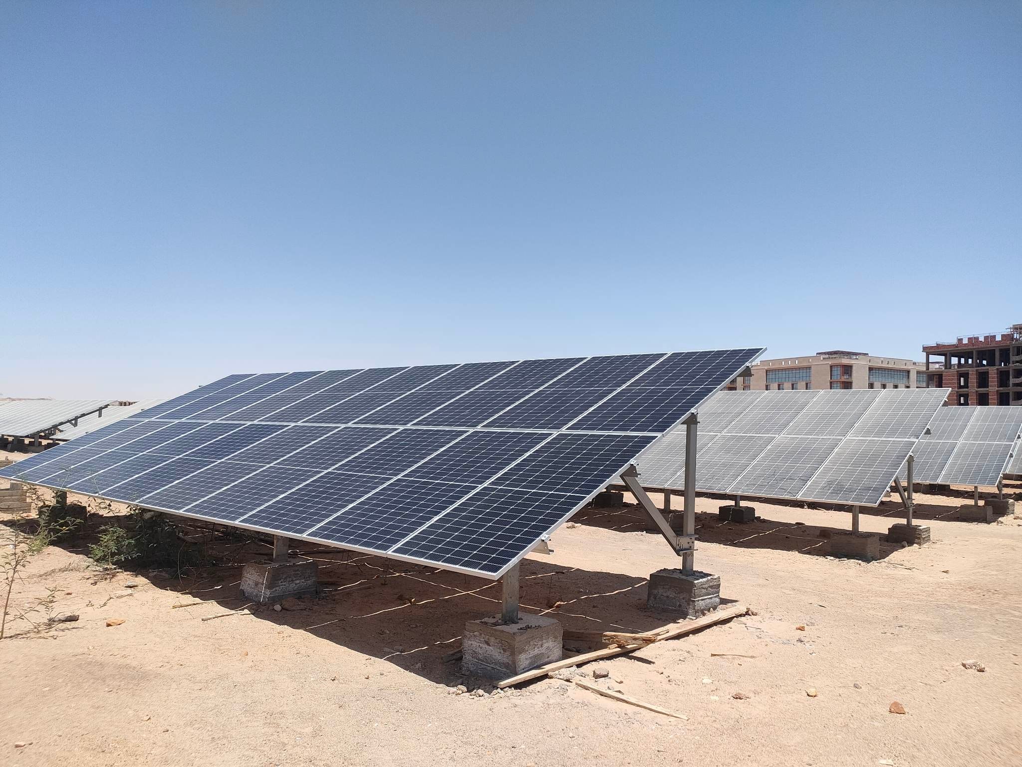 أكبر محطة طاقة شمسية لتشغيل المجمع الحكومي المميكن بالوادي الجديد (15)