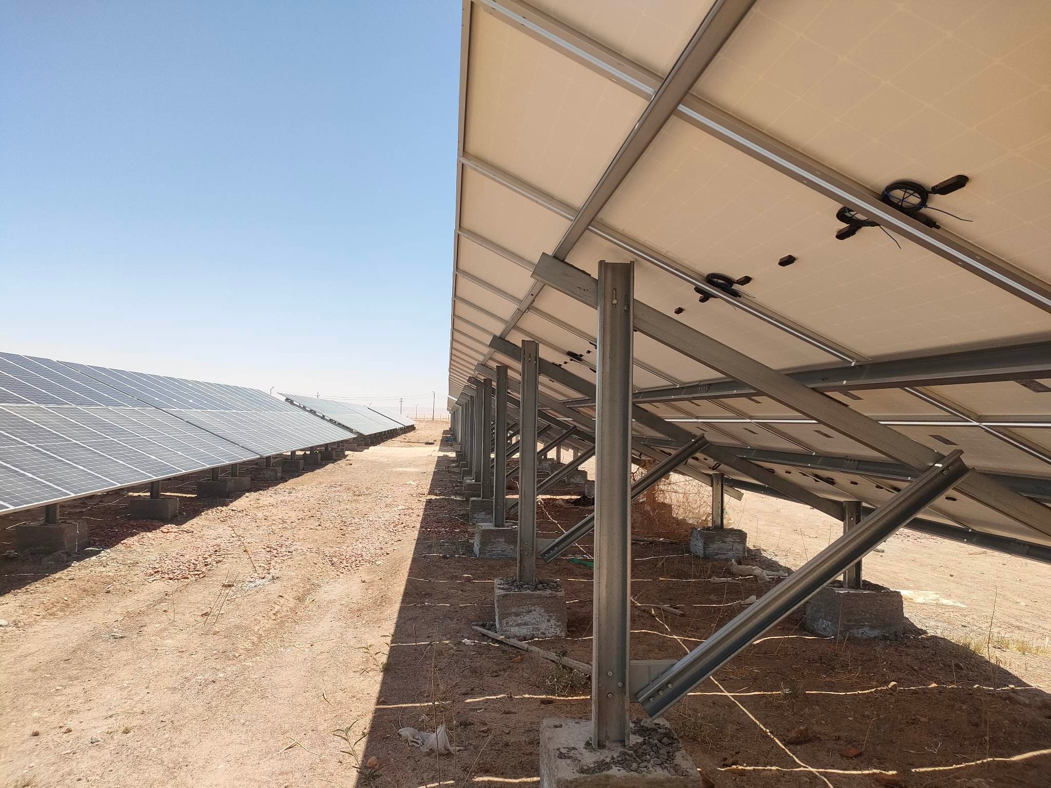 أكبر محطة طاقة شمسية لتشغيل المجمع الحكومي المميكن بالوادي الجديد (20)