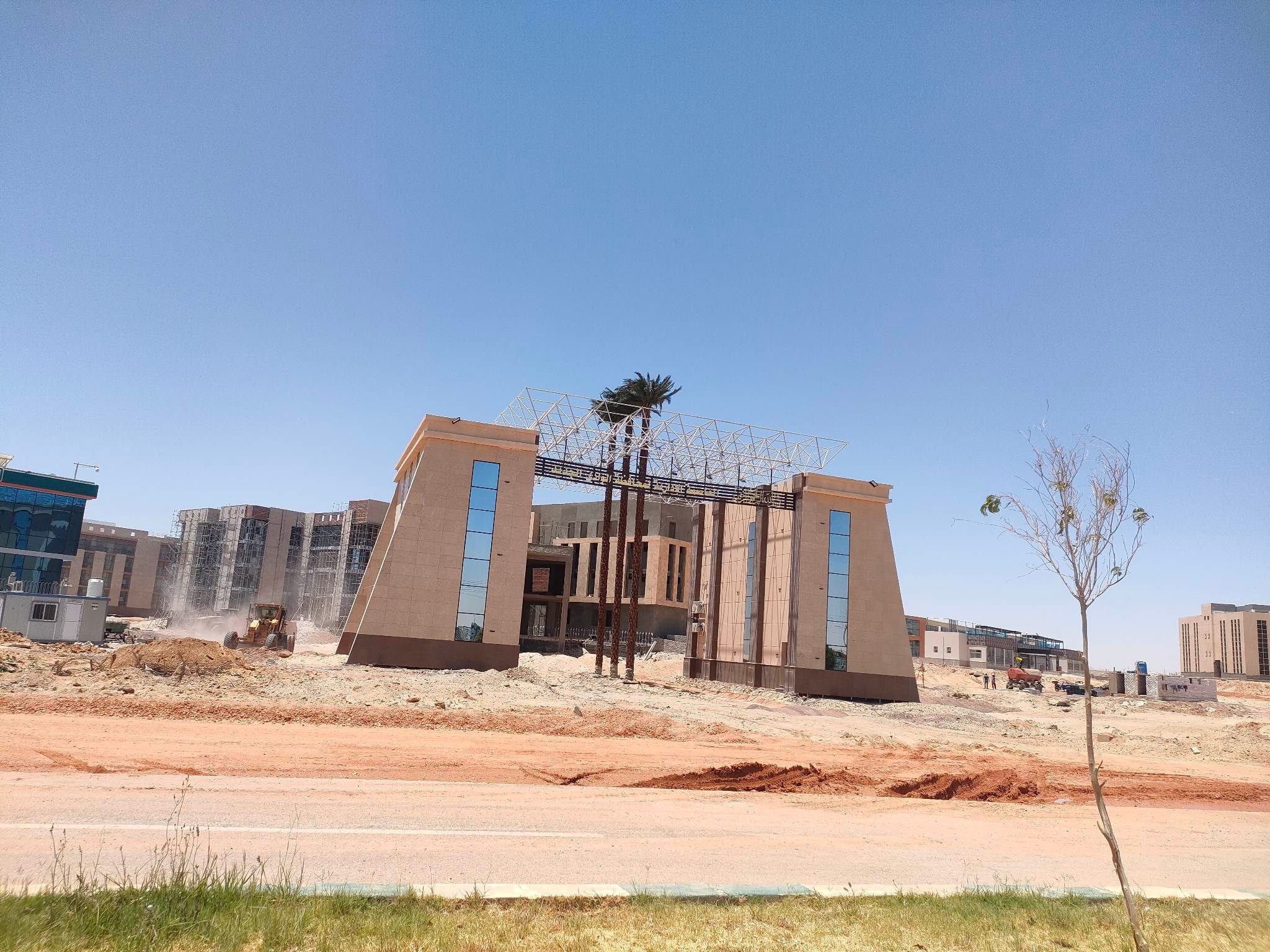 أكبر محطة طاقة شمسية لتشغيل المجمع الحكومي المميكن بالوادي الجديد (7)