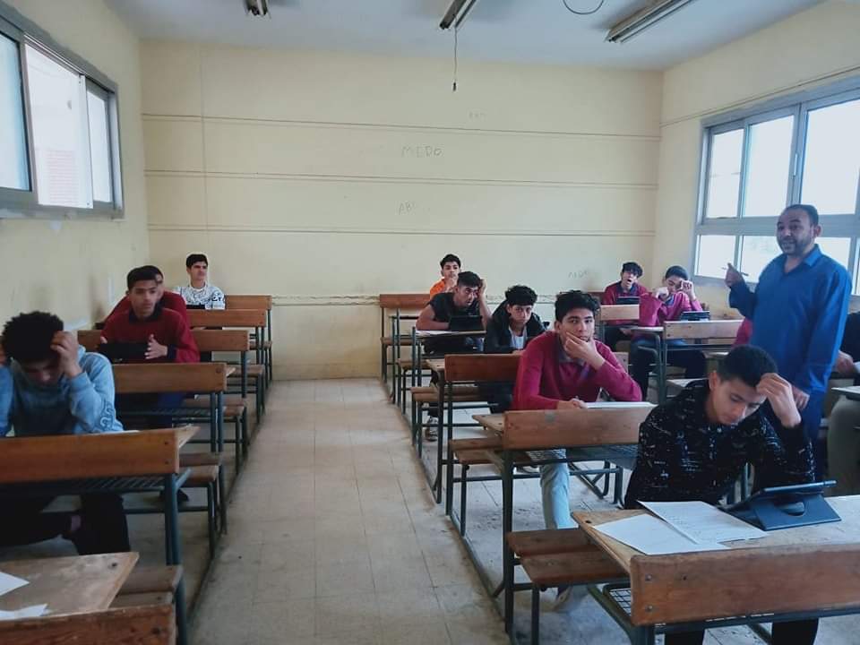 طلاب الثانوى العام يؤدون الامتحانات الإلكترونية دون مشكلات فى السيستم 6