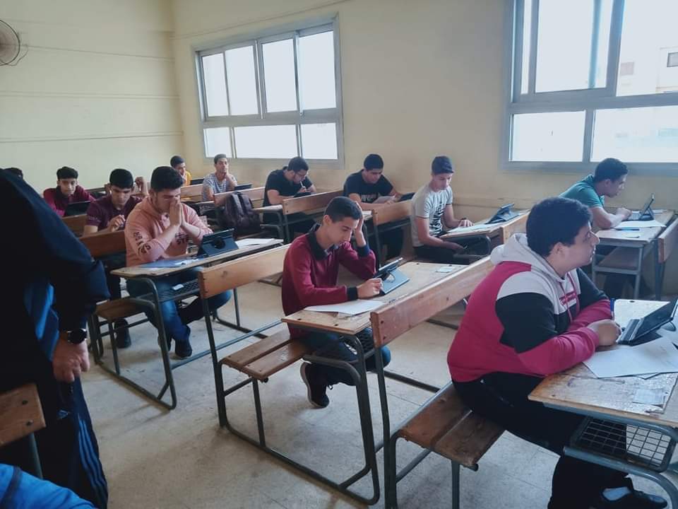 طلاب الثانوى العام يؤدون الامتحانات الإلكترونية دون مشكلات فى السيستم 5