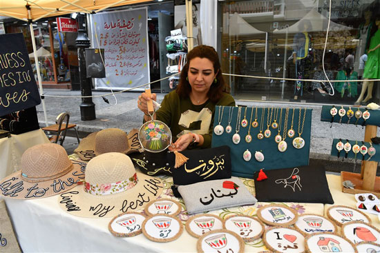 سيدة-تعرض-سلعًا-للبيع-خلال-مهرجان-النبض-في-بيروت