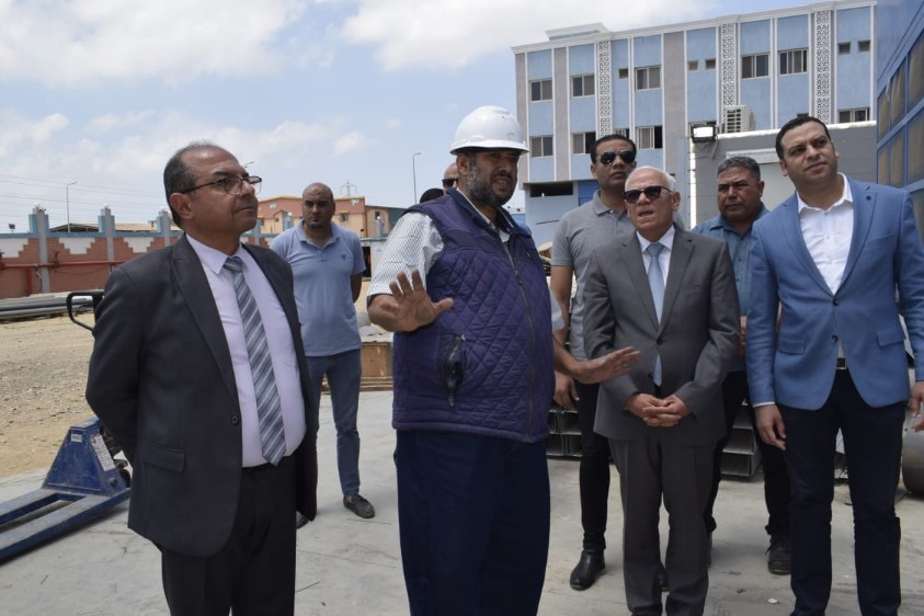 المحافظ ومسؤولو المصنع