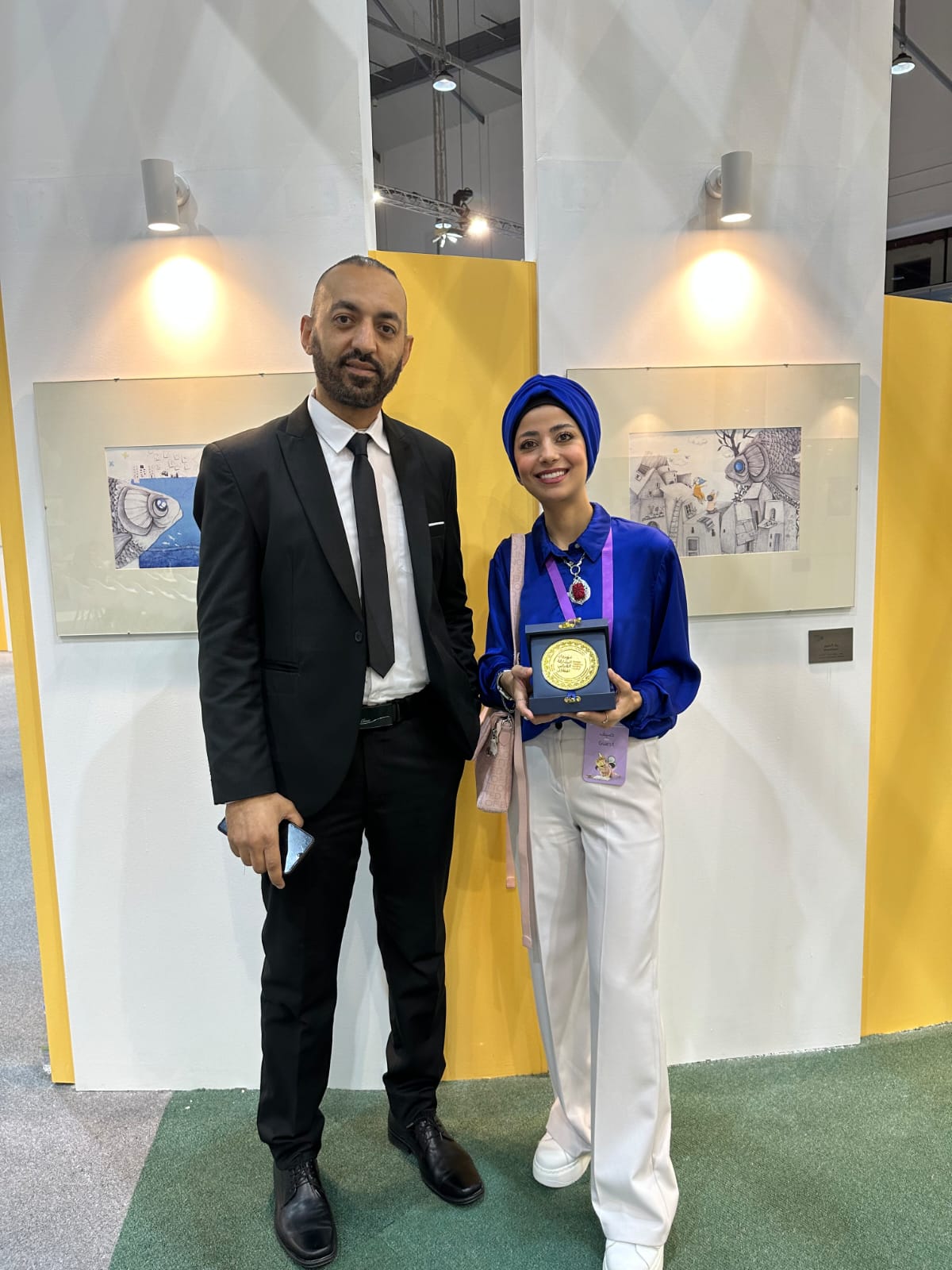 الزميل أحمد منصور مع الفائزون بجائزة الشارقة لرسوم كتب الطفل 2023