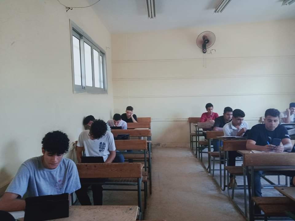 طلاب الثانوى العام يؤدون الامتحانات الإلكترونية (7)