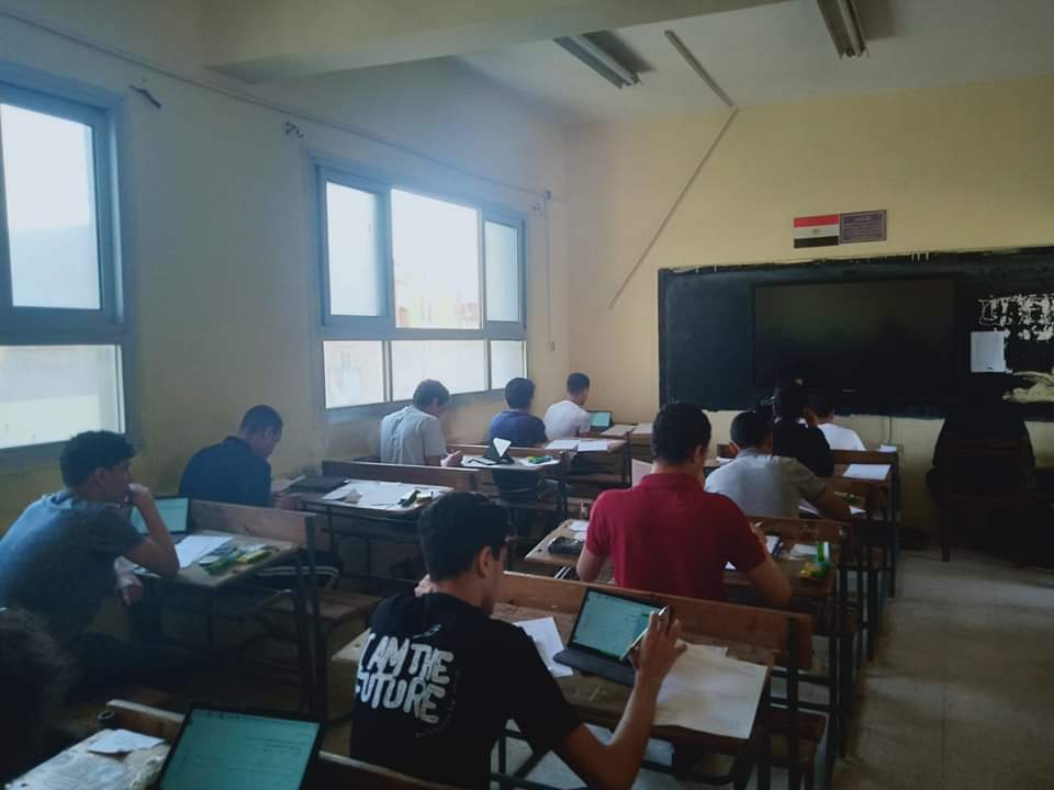 طلاب الثانوى العام يؤدون الامتحانات الإلكترونية (2)
