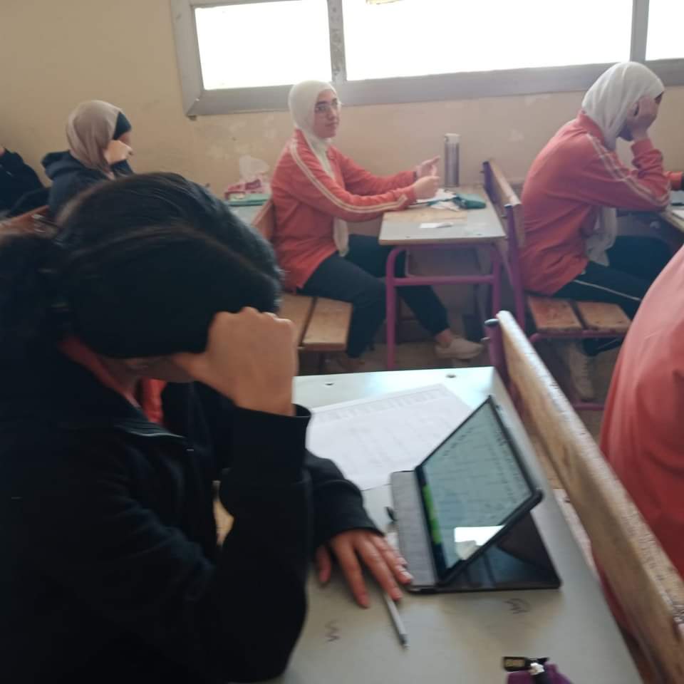 طلاب الثانوى العام يؤدون الامتحانات الإلكترونية (4)