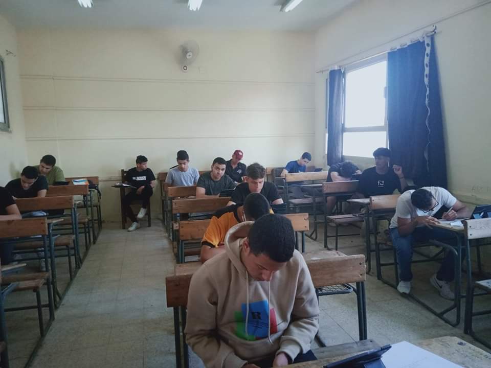 طلاب الثانوى العام يؤدون الامتحانات الإلكترونية (5)