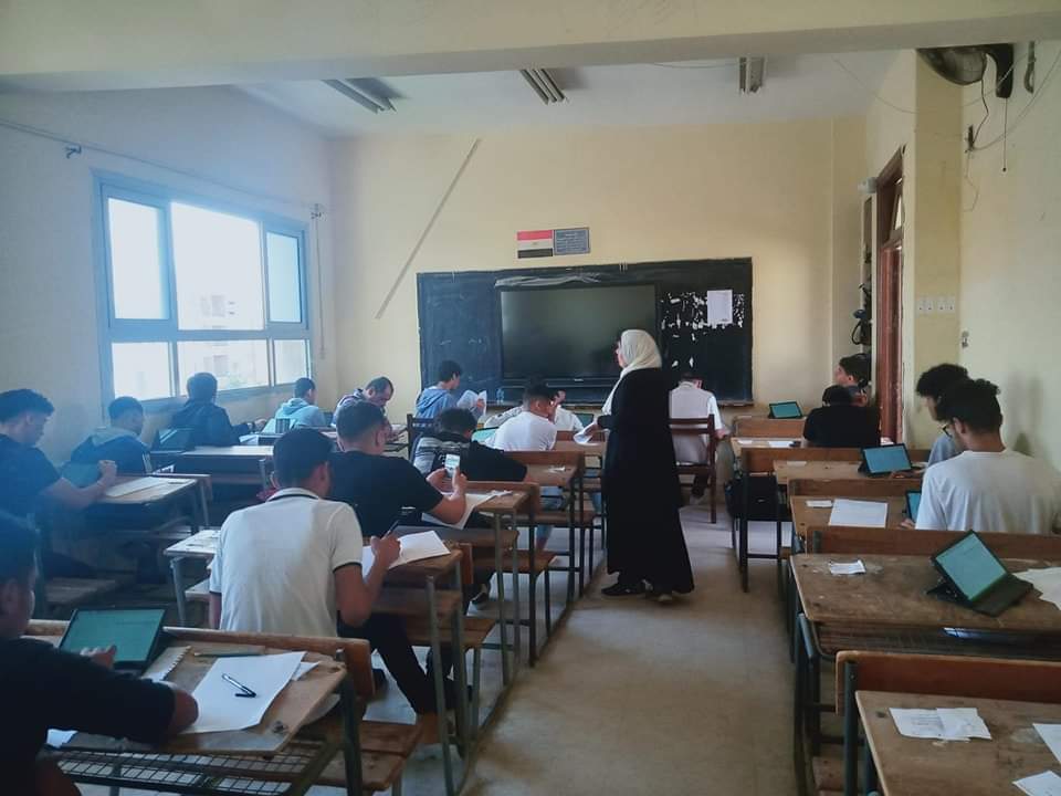 طلاب الثانوى العام يؤدون الامتحانات الإلكترونية (6)