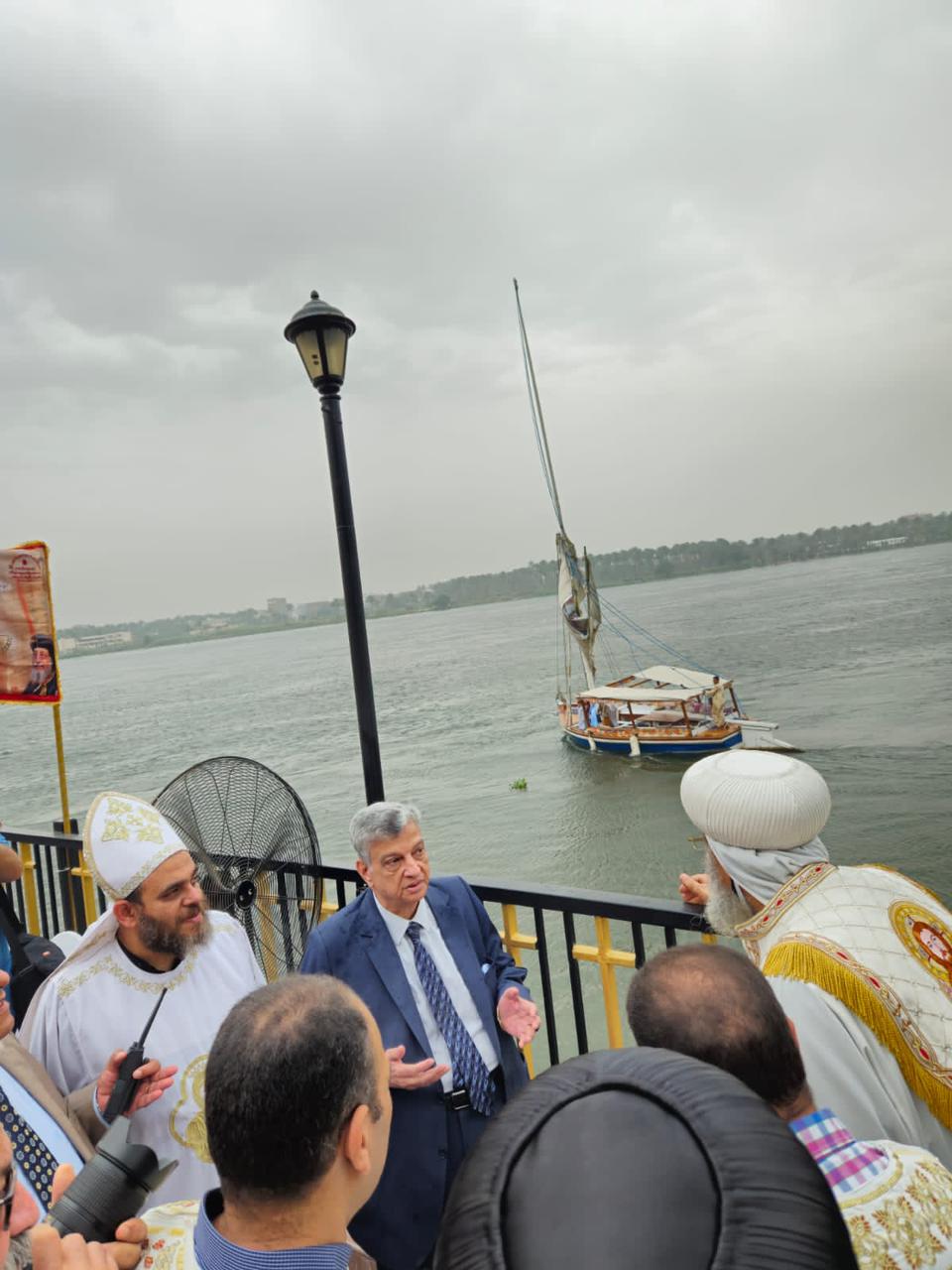 البابا تواضروس أمام مياة النيل