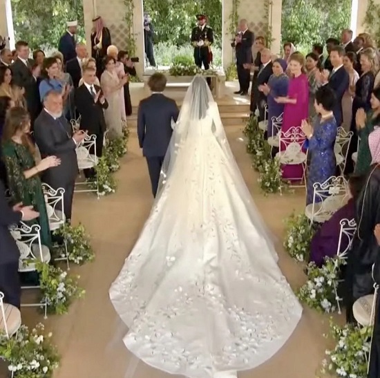 فستان الأميرة رجوة  في حفل زفافها على ولي عهد الأردن