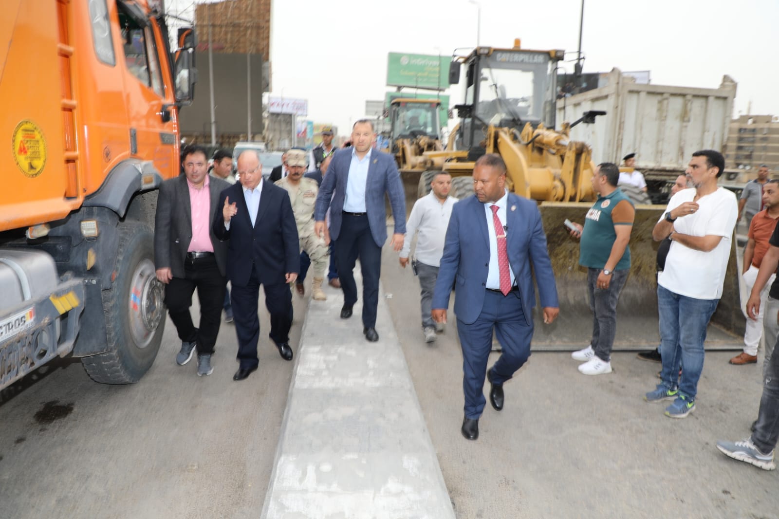 رفع حطام لوحة إعلانية سقطت اعلى كوبرى أكتوبر. 4