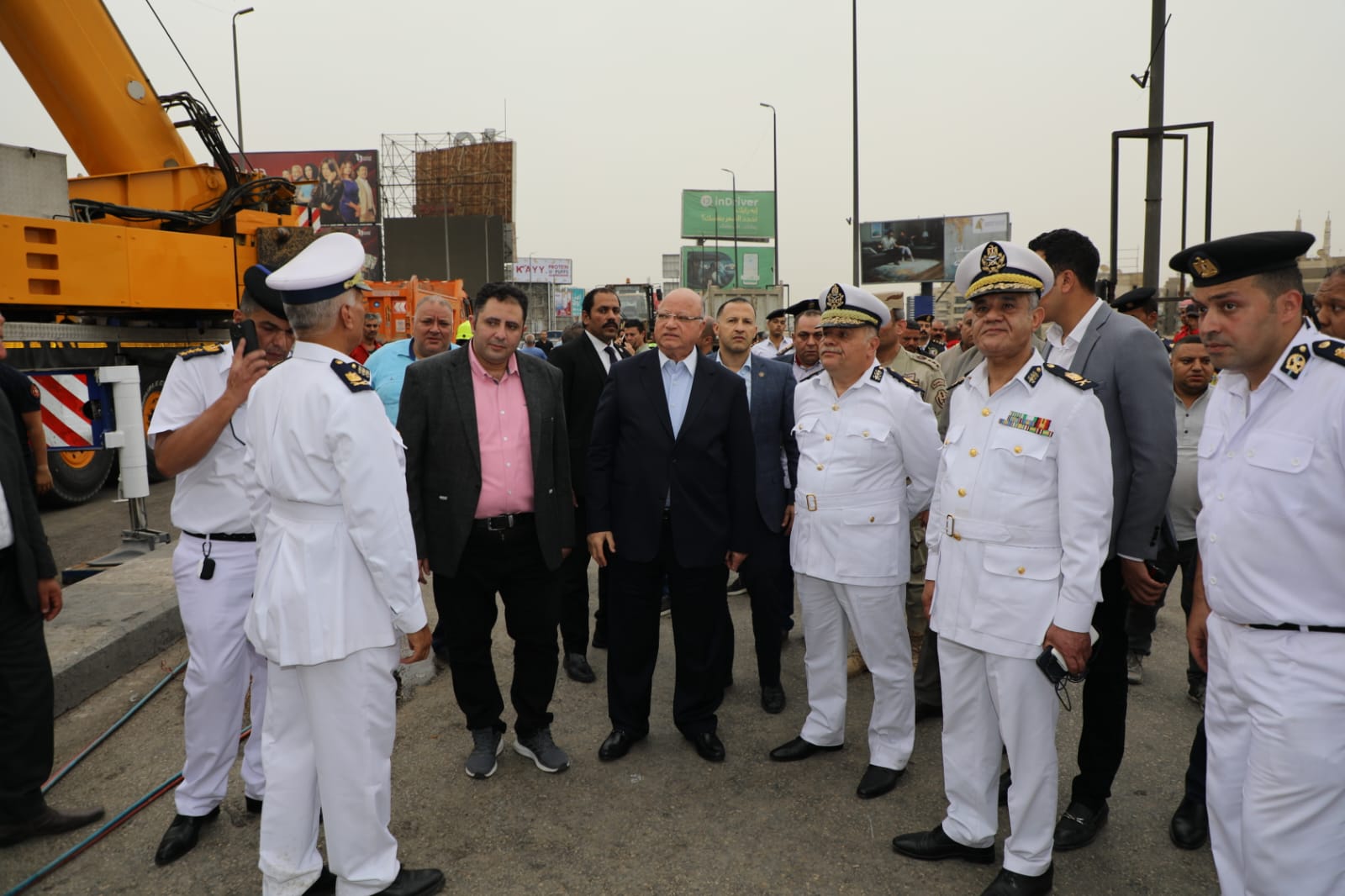 رفع حطام لوحة إعلانية سقطت اعلى كوبرى أكتوبر.